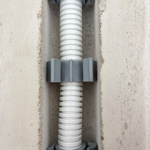 ULTFIX M20 / M25 védőcsövek gipszmentes rögzítése tégla falazatba 40 mm széles horonyba