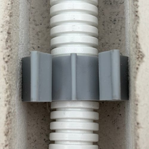 ULTFIX M20 / M25 védőcsövek gipszmentes rögzítése tégla falazatba 40 mm széles horonyba