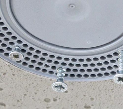 Kaiser 9959 eszköz- és készülékrögzítő doboz Ø 85 mm-es univerzális szerelő előlappal beton mennyezetbe, rögzítő szegekkel