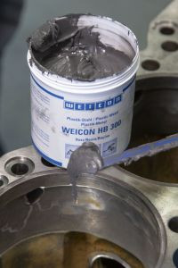 Weicon Plastic Metal HB 300 kétkomponensű 1:1 keverési arányú acél töltött javító és karbantartó massza 0,5 kg