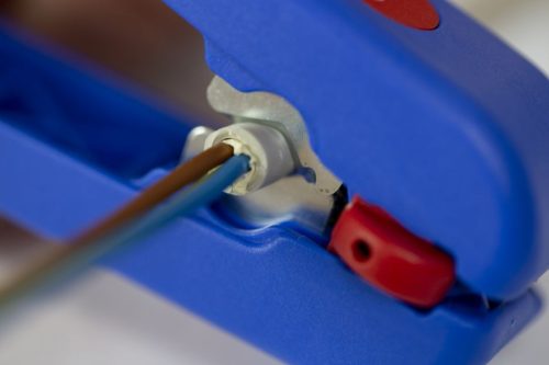 WeiconTOOLS 10001620 No. 400 multifunkcionális kábel csupaszoló és vezeték blankoló szerszám hosszanti hasítópengével, oldalcsípővel