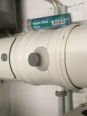 Weicon Repair Stick Aqua - kerámia töltetű kétkomponensű javítógyurma 57g - víz alatti javításokhoz