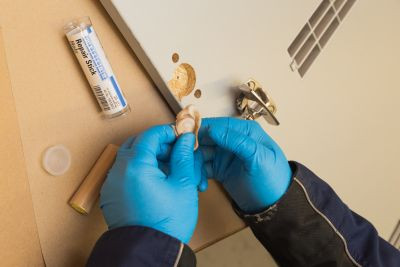 Weicon Repair Stick Wood - ásványi anyag töltetű kétkomponensű javítógyurma 28g - fa alkatrészek tartós javítására