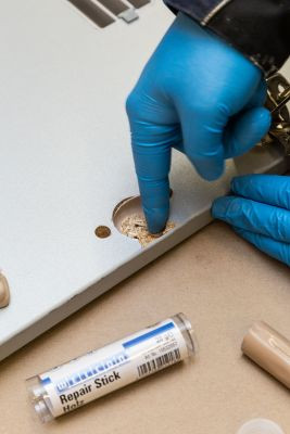 Weicon Repair Stick Wood - ásványi anyag töltetű kétkomponensű javítógyurma 28g - fa alkatrészek tartós javítására