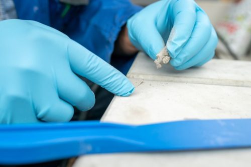 Weicon Repair Stick Concrete - kerámia töltetű kétkomponensű javítógyurma 57g - beton-, kő- és kerámiafelület gyors javítására